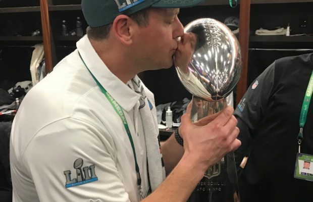 Chris Peduzzi kisses Lombardi Trophy after Super Bowl LII